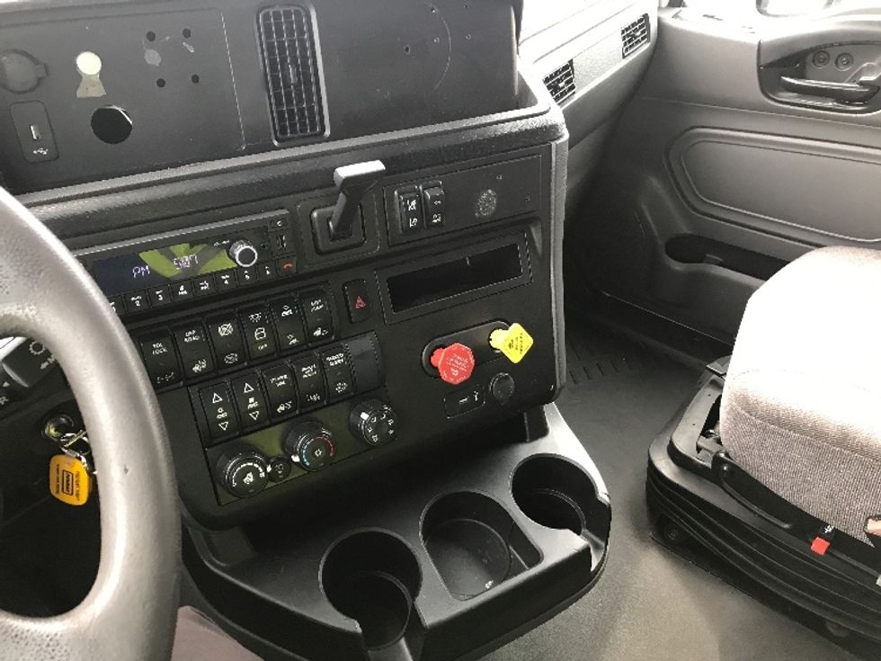 Sleeper Tractor-Heavy Duty Tractors-International-2020-LT625-Philadelphia-PA-495,673\n\t\tmiles-$ 46,000 - Image 12