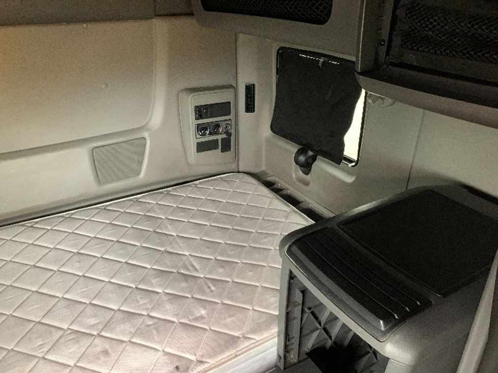 Sleeper Tractor-Heavy Duty Tractors-International-2020-LT625-Piqua-OH-657,739\n\t\tmiles-$ 25,750 - Image 14