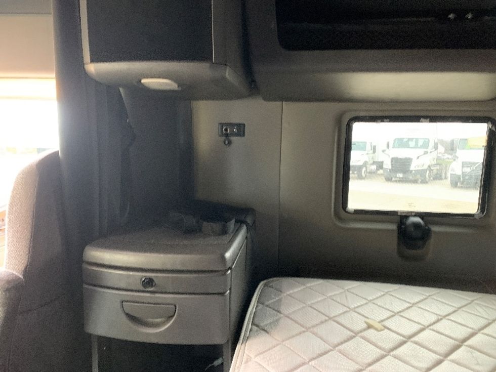 Sleeper Tractor-Heavy Duty Tractors-International-2020-LT625-Piqua-OH-657,739\n\t\tmiles-$ 25,750 - Image 16