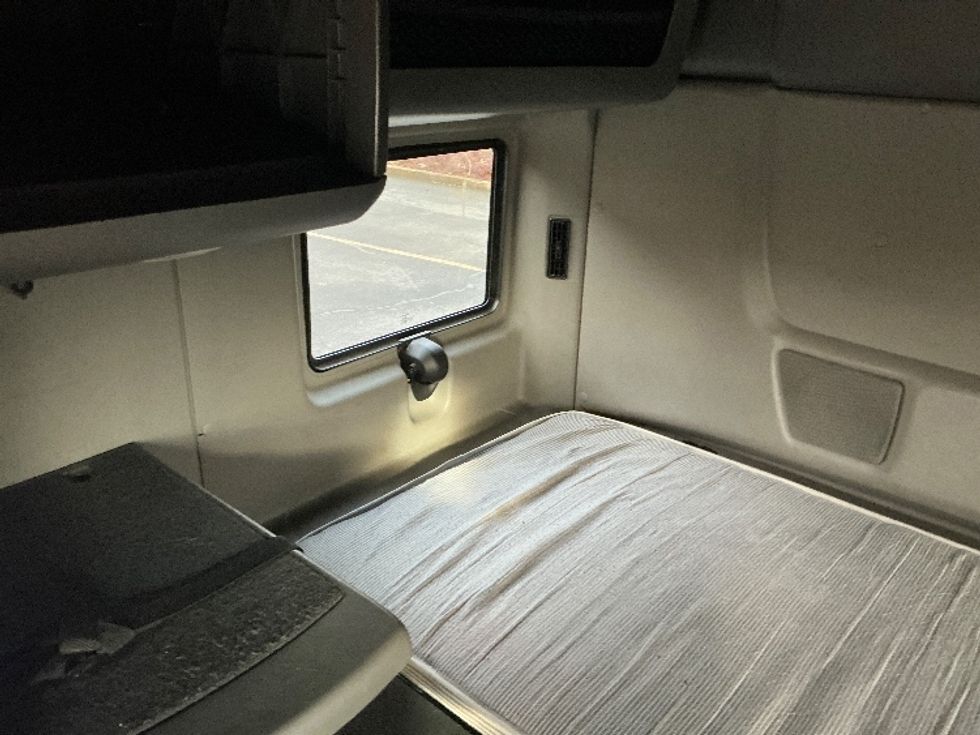 Sleeper Tractor-Heavy Duty Tractors-International-2020-LT625-Portland-OR-638,461\n\t\tmiles-$ 39,500 - Image 18