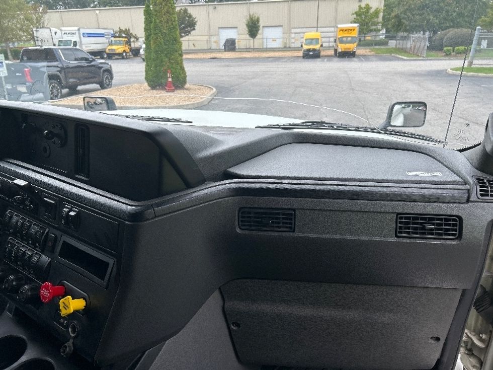 2020 International LT625 LT photo 13