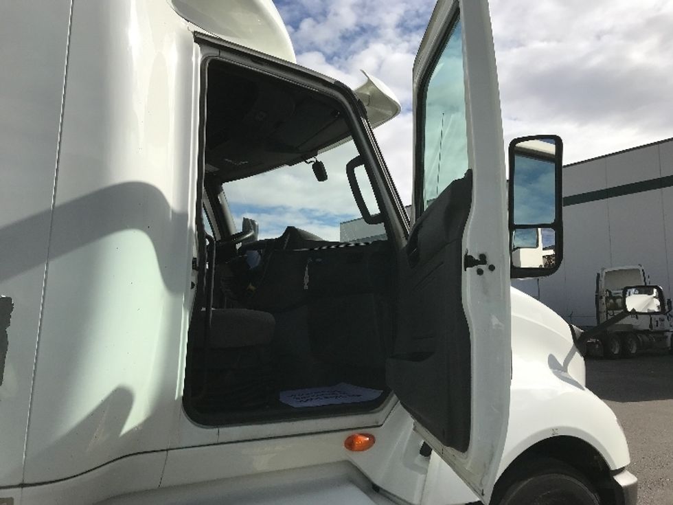 Sleeper Tractor-Heavy Duty Tractors-International-2020-LT625-Rocky View County-AB-765,619\n\t\tkm-$ 67,500 - Image 13