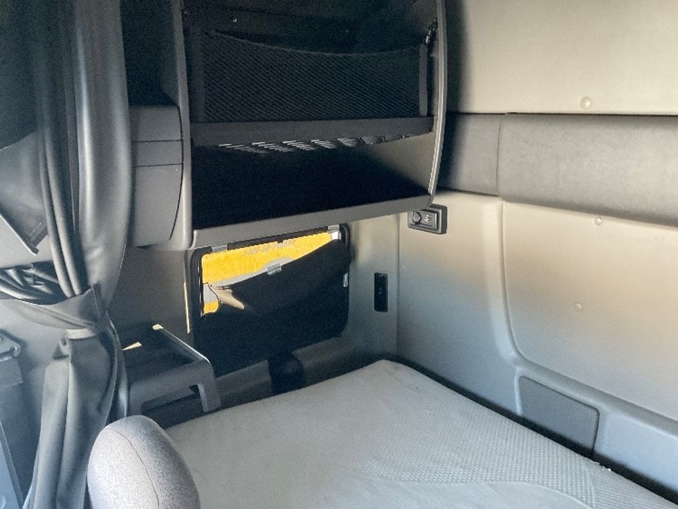 Sleeper Tractor-Heavy Duty Tractors-International-2020-LT625-Sturtevant-WI-496,395\n\t\tmiles-$ 39,000 - Image 19