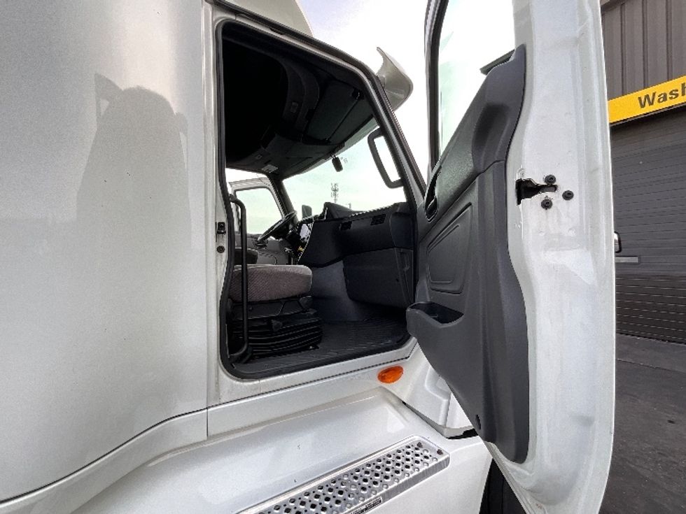 Sleeper Tractor-Heavy Duty Tractors-International-2020-LT625-Swedesboro-NJ-439,558\n\t\tmiles-$ 48,000 - Image 13