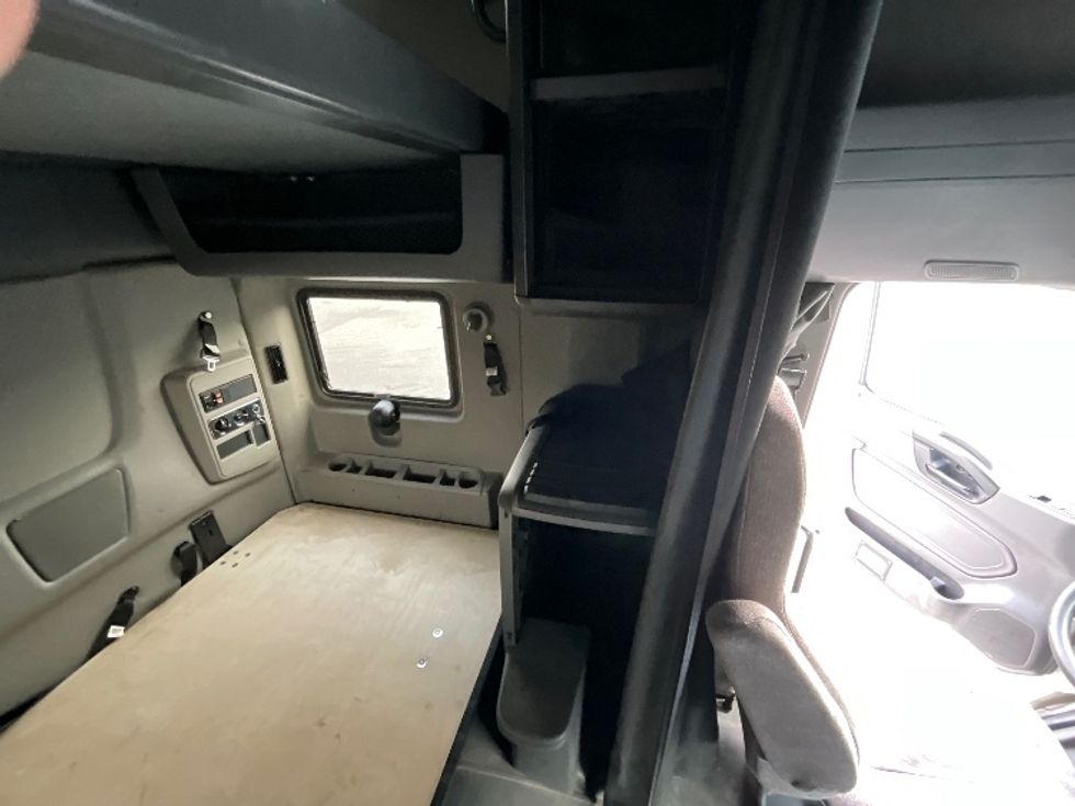 Sleeper Tractor-Heavy Duty Tractors-International-2020-LT625-Swedesboro-NJ-439,558\n\t\tmiles-$ 48,000 - Image 17