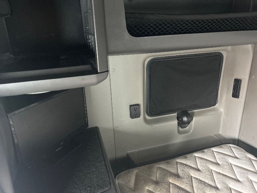 Sleeper Tractor-Heavy Duty Tractors-International-2020-LT625-West Babylon-NY-422,110\n\t\tmiles-$ 54,500 - Image 18