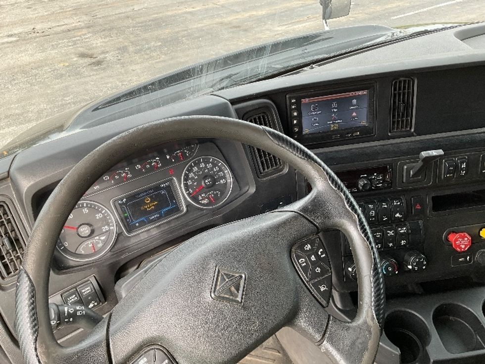 Sleeper Tractor-Heavy Duty Tractors-International-2020-RH613-Fredonia-NY-304,625\n\t\tmiles-$ 41,500 - Image 11