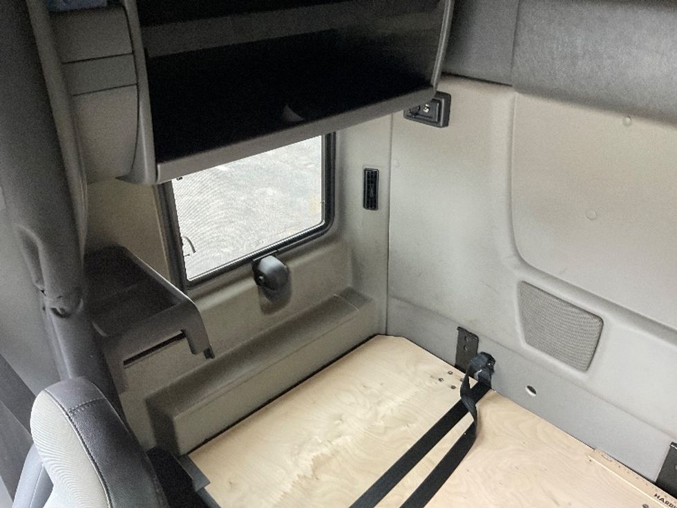 Sleeper Tractor-Heavy Duty Tractors-International-2020-RH613-Fredonia-NY-304,625\n\t\tmiles-$ 41,500 - Image 19