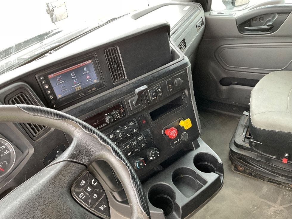 Sleeper Tractor-Heavy Duty Tractors-International-2020-RH613-Fredonia-NY-361,605\n\t\tmiles-$ 37,500 - Image 12