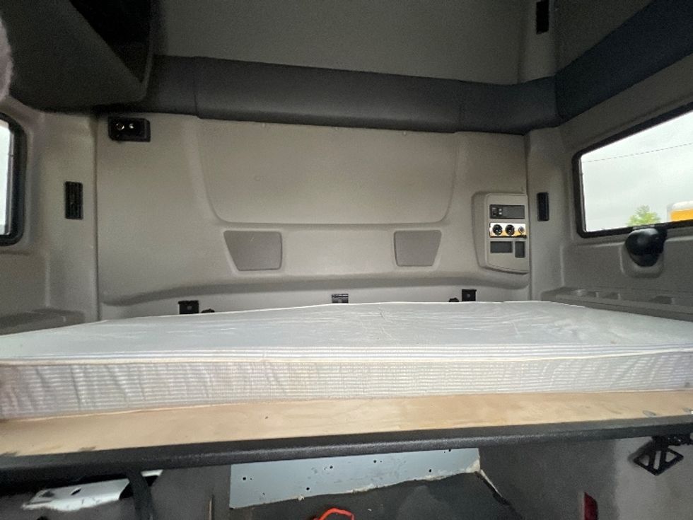 Sleeper Tractor-Heavy Duty Tractors-International-2020-RH613-Jessup-MD-494,359\n\t\tmiles-$ 30,500 - Image 15