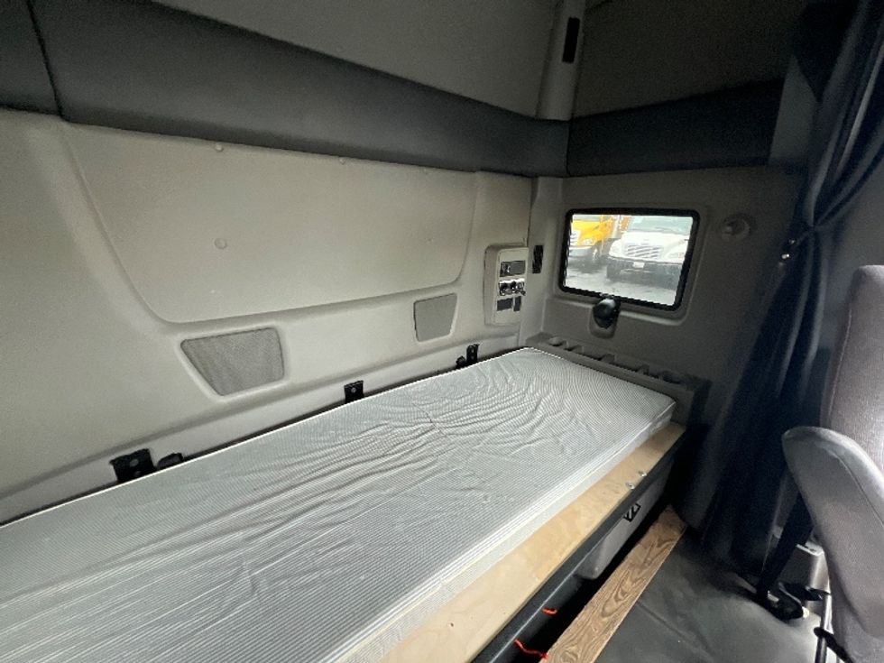 Sleeper Tractor-Heavy Duty Tractors-International-2020-RH613-Jessup-MD-494,359\n\t\tmiles-$ 30,500 - Image 16