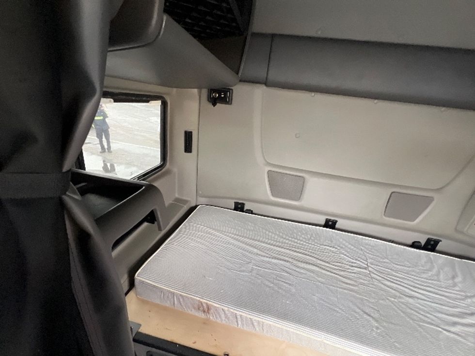 Sleeper Tractor-Heavy Duty Tractors-International-2020-RH613-Jessup-MD-494,359\n\t\tmiles-$ 30,500 - Image 17