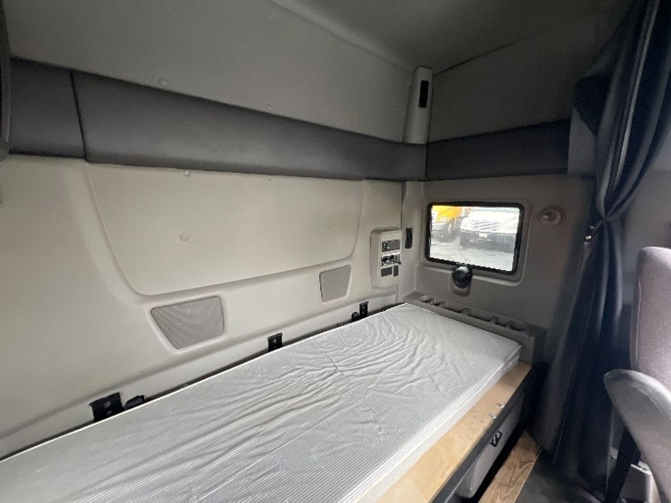 Sleeper Tractor-Heavy Duty Tractors-International-2020-RH613-Jessup-MD-494,359\n\t\tmiles-$ 30,500 - Image 18