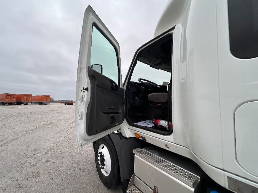 Sleeper Tractor-Heavy Duty Tractors-International-2020-RH613-Sturtevant-WI-293,363\n\t\tmiles-$ 46,750 - Image 9