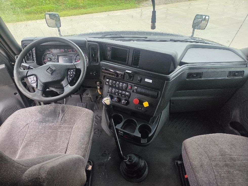 Sleeper Tractor-Heavy Duty Tractors-International-2020-RH613-Zanesville-OH-387,905\n\t\tmiles-$ 30,500 - Image 12