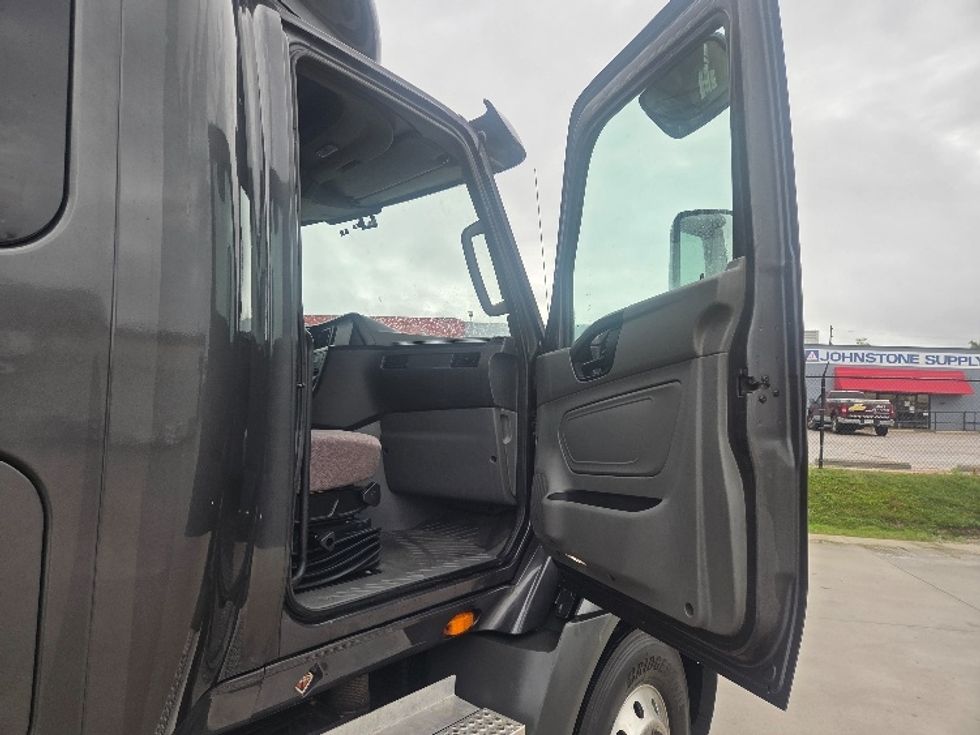 Sleeper Tractor-Heavy Duty Tractors-International-2020-RH613-Zanesville-OH-387,905\n\t\tmiles-$ 30,500 - Image 13