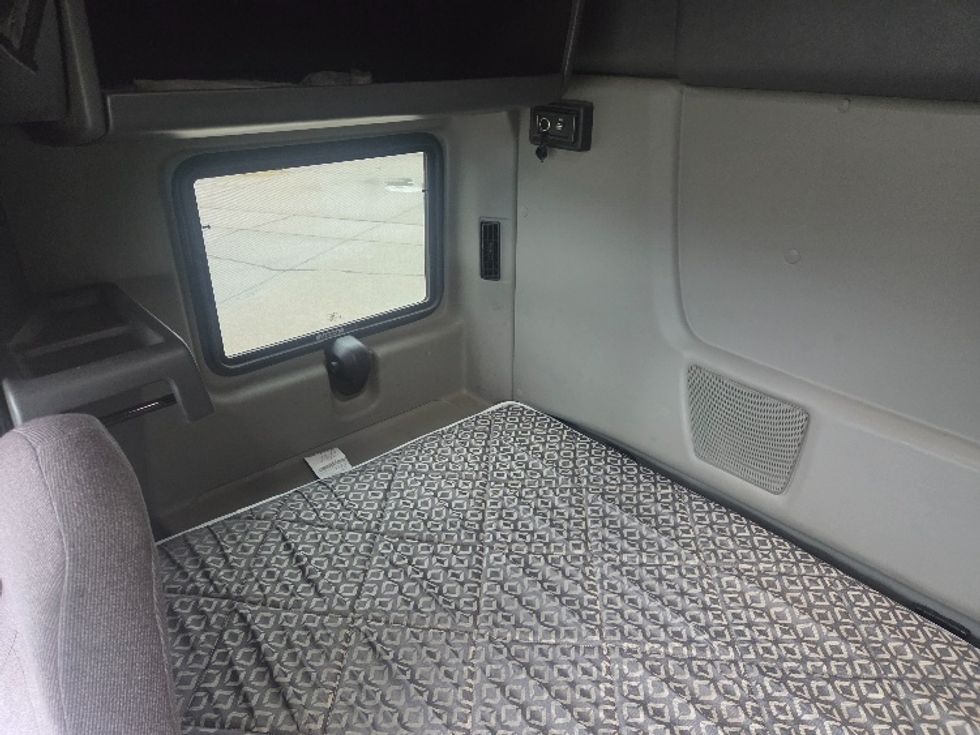 Sleeper Tractor-Heavy Duty Tractors-International-2020-RH613-Zanesville-OH-387,905\n\t\tmiles-$ 30,500 - Image 16