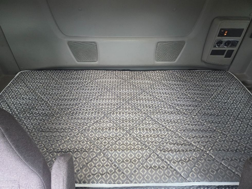 Sleeper Tractor-Heavy Duty Tractors-International-2020-RH613-Zanesville-OH-387,905\n\t\tmiles-$ 30,500 - Image 17