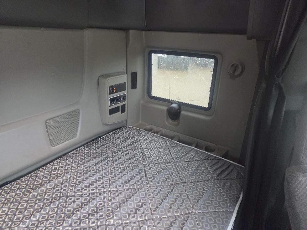 Sleeper Tractor-Heavy Duty Tractors-International-2020-RH613-Zanesville-OH-387,905\n\t\tmiles-$ 30,500 - Image 18