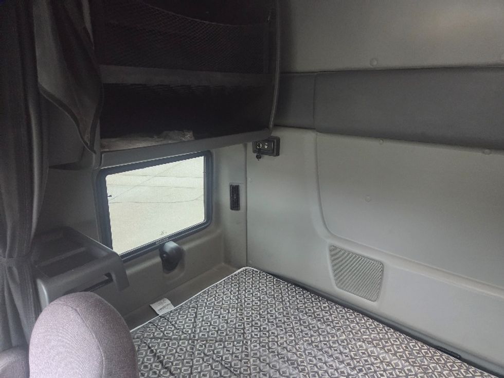 Sleeper Tractor-Heavy Duty Tractors-International-2020-RH613-Zanesville-OH-387,905\n\t\tmiles-$ 30,500 - Image 19