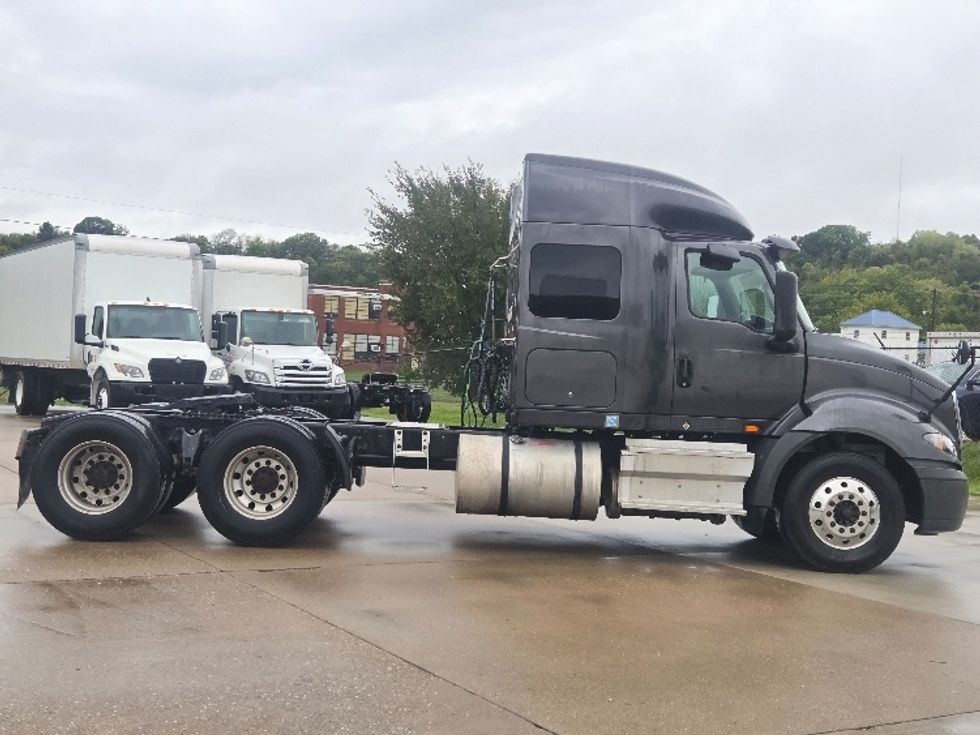 Sleeper Tractor-Heavy Duty Tractors-International-2020-RH613-Zanesville-OH-387,905\n\t\tmiles-$ 30,500 - Image 8