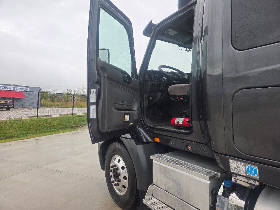 Sleeper Tractor-Heavy Duty Tractors-International-2020-RH613-Zanesville-OH-387,905\n\t\tmiles-$ 30,500 - Image 9