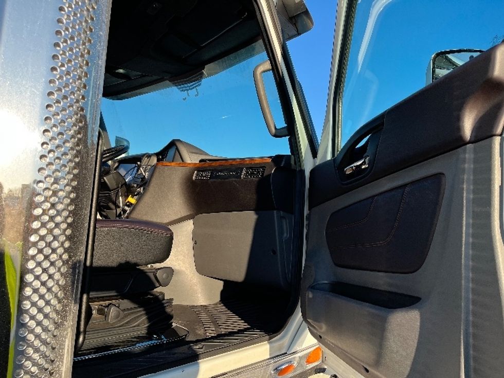 Sleeper Tractor-Heavy Duty Tractors-International-2021-LONESTAR-Warren-MI-185,805\n\t\tmiles-$ 92,000 - Image 13