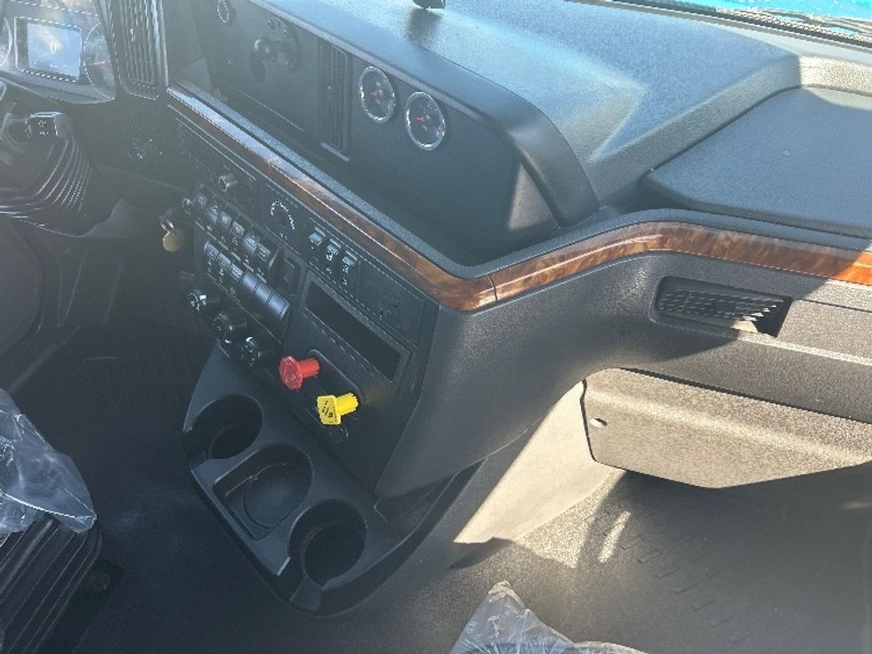 Sleeper Tractor-Heavy Duty Tractors-International-2021-LT625-El Paso-TX-750,008\n\t\tmiles-$ 27,750 - Image 15