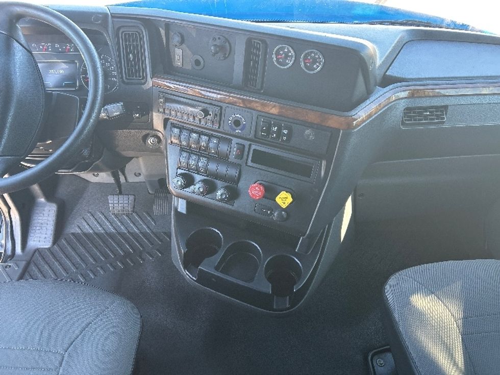 Sleeper Tractor-Heavy Duty Tractors-International-2021-LT625-El Paso-TX-751,187\n\t\tmiles-$ 27,250 - Image 12