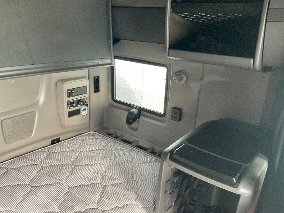 Sleeper Tractor-Heavy Duty Tractors-International-2021-LT625-Fort Smith-AR-318,125\n\t\tmiles-$ 42,750 - Image 18