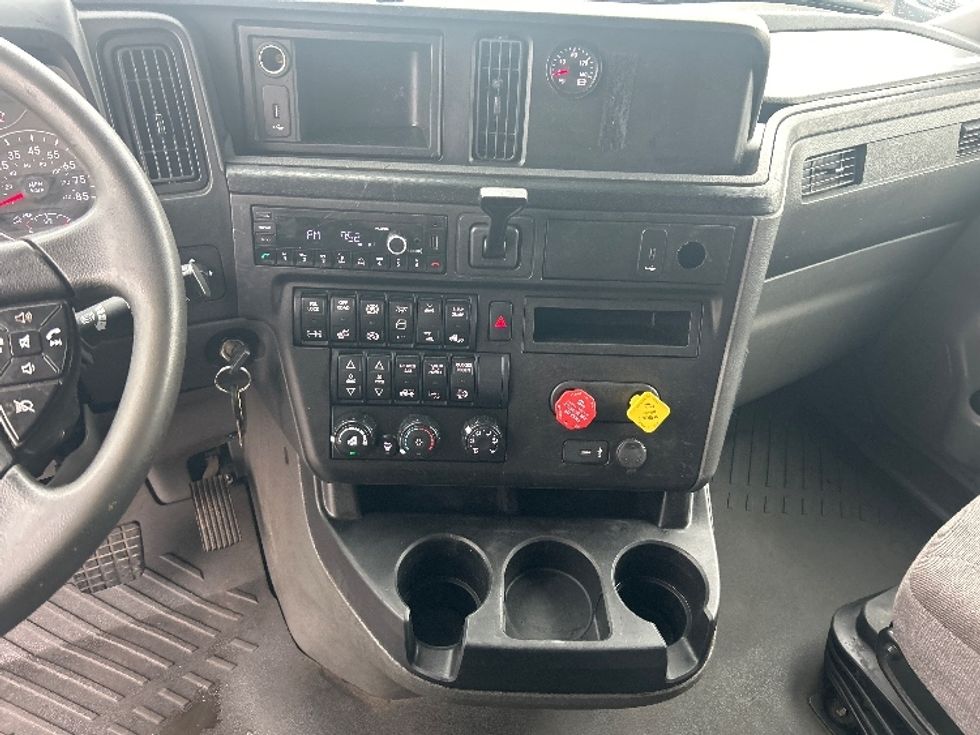 2021 International LT625 LT photo 12
