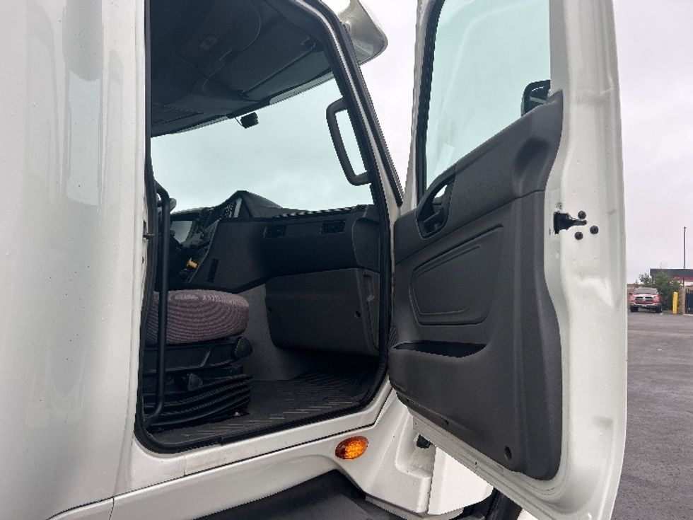 2021 International LT625 LT photo 13