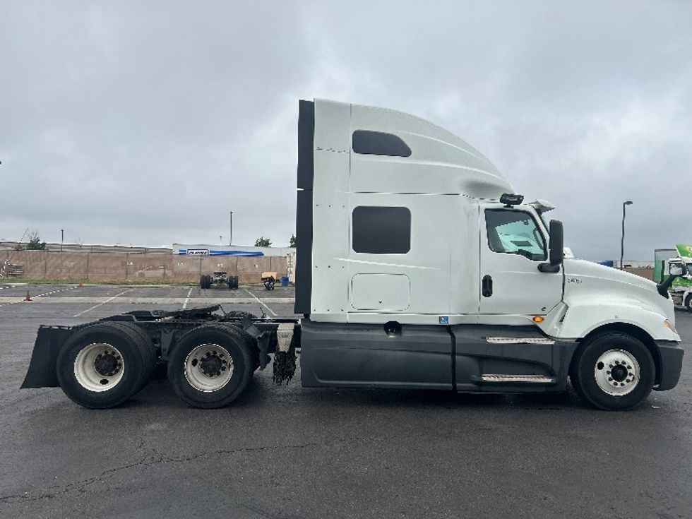 2021 International LT625 LT photo 8