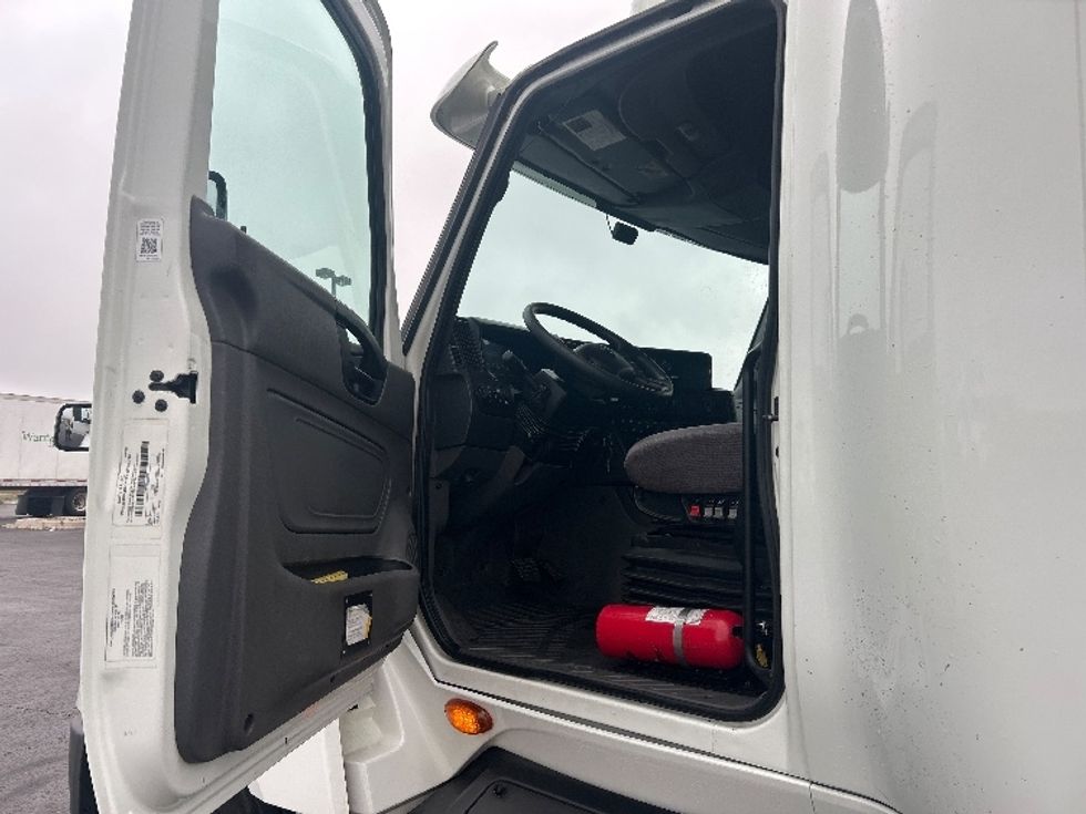 2021 International LT625 LT photo 9
