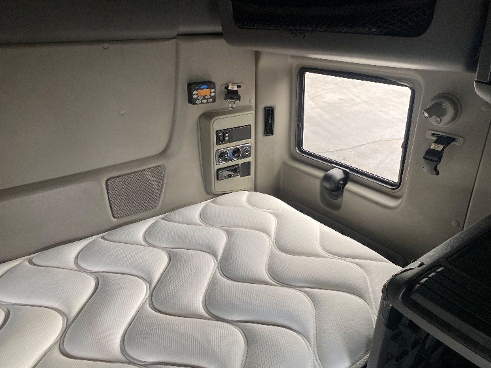 Sleeper Tractor-Heavy Duty Tractors-International-2021-LT625-Louisville-KY-458,010\n\t\tmiles-$ 52,250 - Image 16