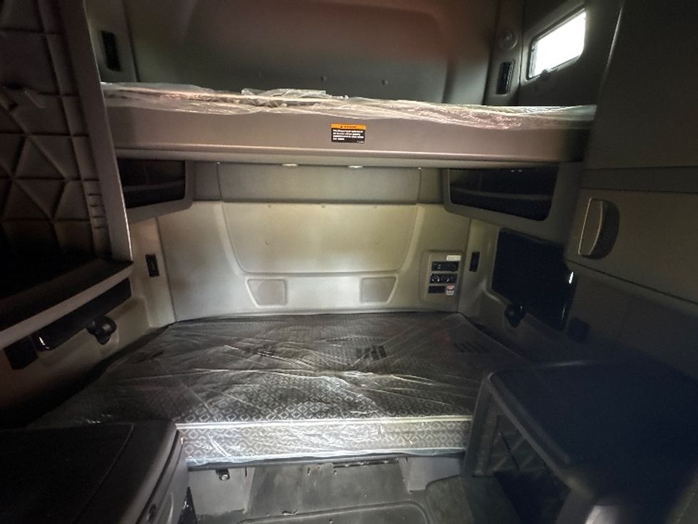 Sleeper Tractor-Heavy Duty Tractors-International-2021-LT625-Montgomery-NY-302,064\n\t\tmiles-$ 40,250 - Image 14