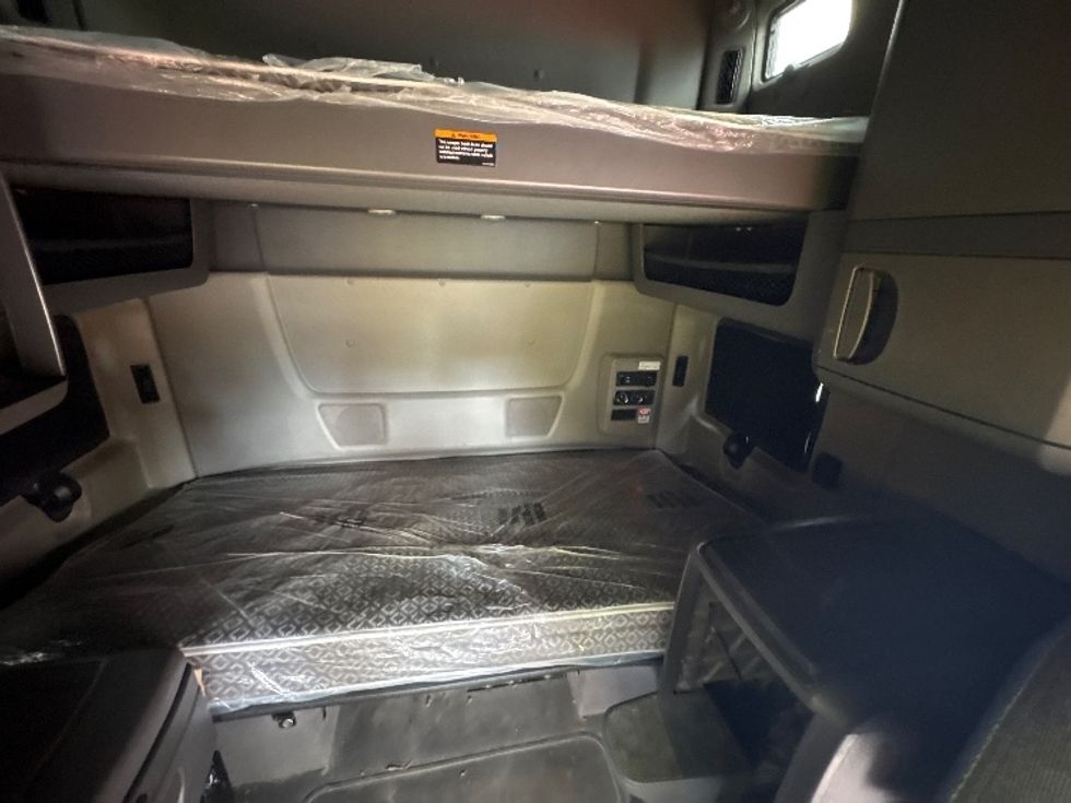 Sleeper Tractor-Heavy Duty Tractors-International-2021-LT625-Montgomery-NY-302,064\n\t\tmiles-$ 40,250 - Image 15