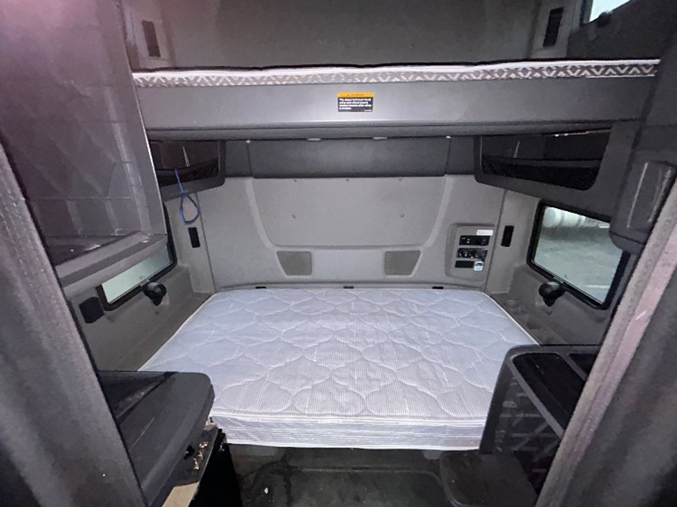 Sleeper Tractor-Heavy Duty Tractors-International-2021-LT625-Montgomery-NY-312,605\n\t\tmiles-$ 34,250 - Image 16