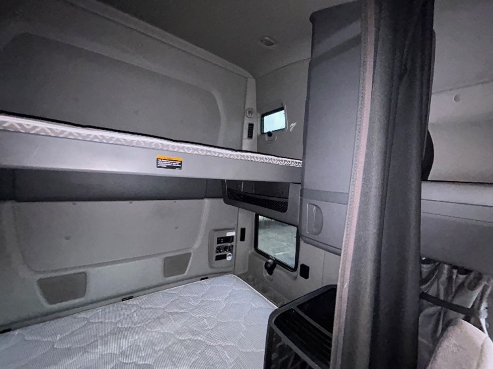 Sleeper Tractor-Heavy Duty Tractors-International-2021-LT625-Montgomery-NY-312,605\n\t\tmiles-$ 34,250 - Image 18