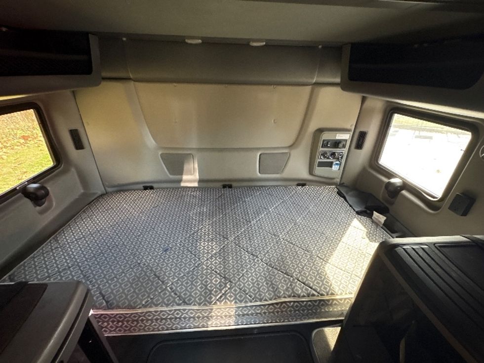 Sleeper Tractor-Heavy Duty Tractors-International-2021-LT625-Montgomery-NY-341,405\n\t\tmiles-$ 38,750 - Image 17