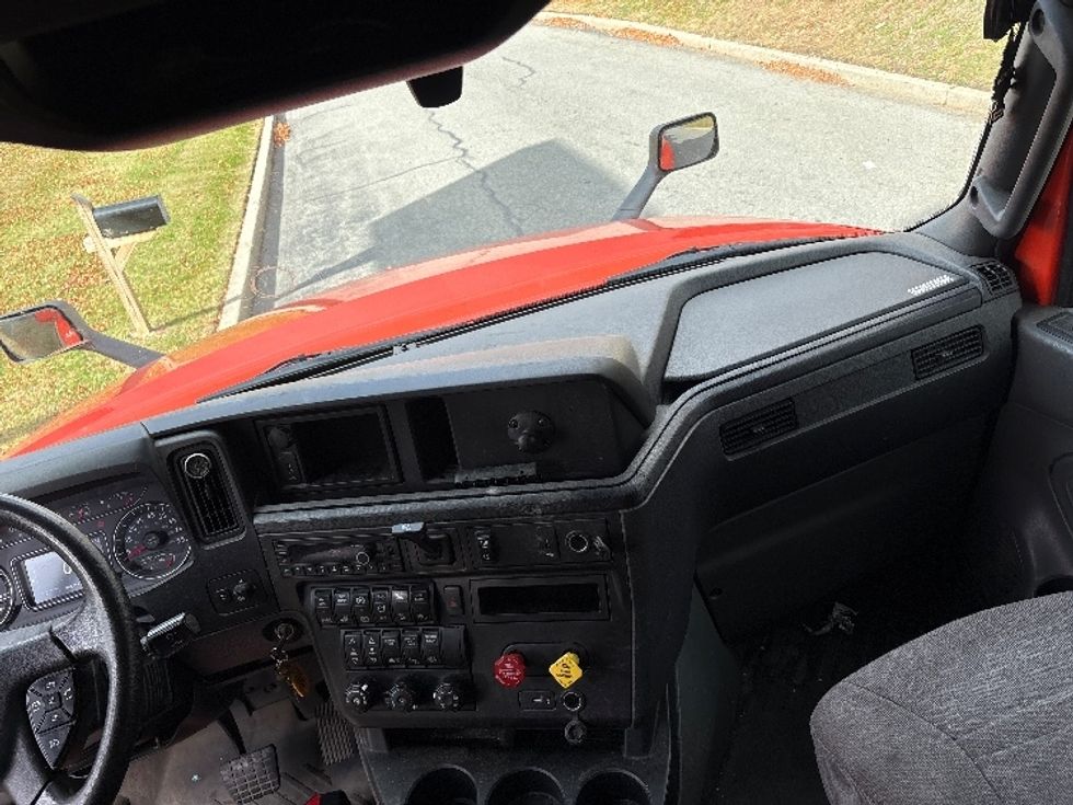 Sleeper Tractor-Heavy Duty Tractors-International-2021-LT625-Montgomery-NY-360,942\n\t\tmiles-$ 37,750 - Image 12