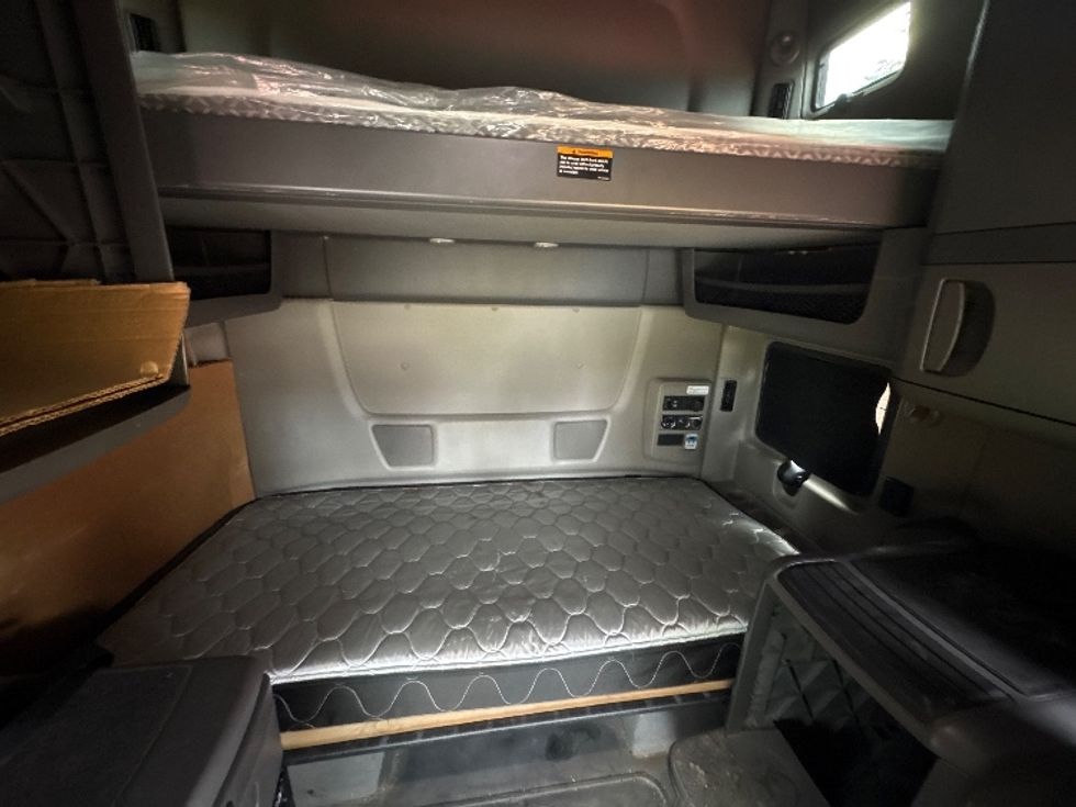 Sleeper Tractor-Heavy Duty Tractors-International-2021-LT625-Montgomery-NY-360,942\n\t\tmiles-$ 37,750 - Image 17