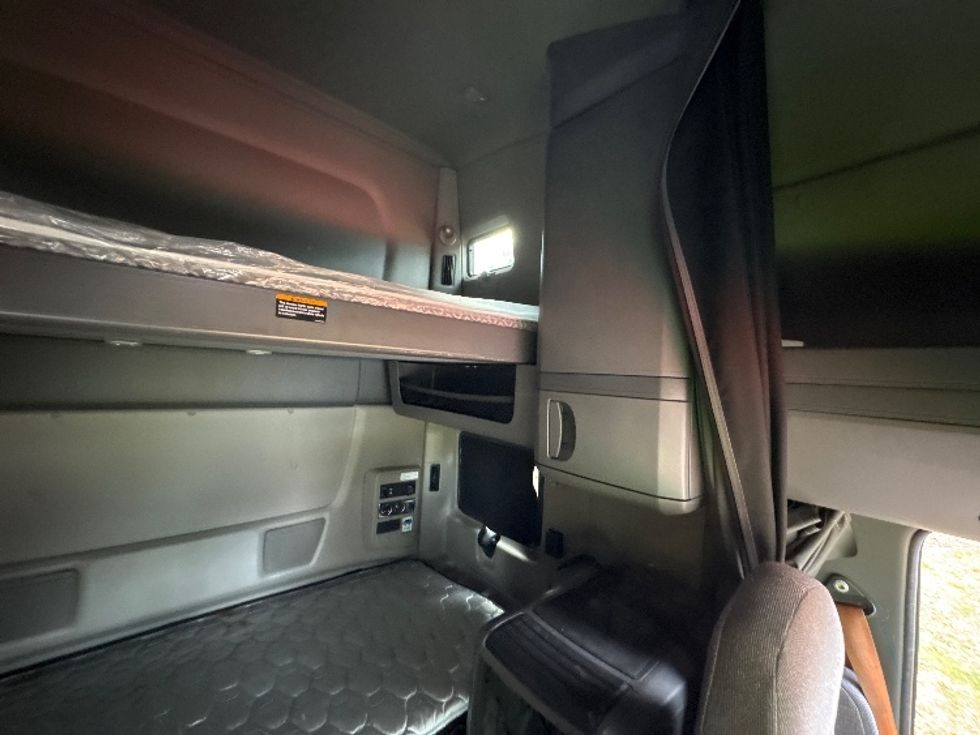 Sleeper Tractor-Heavy Duty Tractors-International-2021-LT625-Montgomery-NY-360,942\n\t\tmiles-$ 37,750 - Image 18