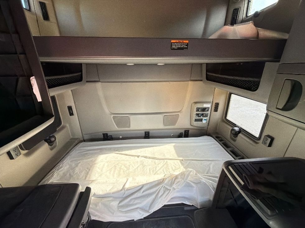 Sleeper Tractor-Heavy Duty Tractors-International-2021-LT625-Montgomery-NY-369,644\n\t\tmiles-$ 37,250 - Image 16