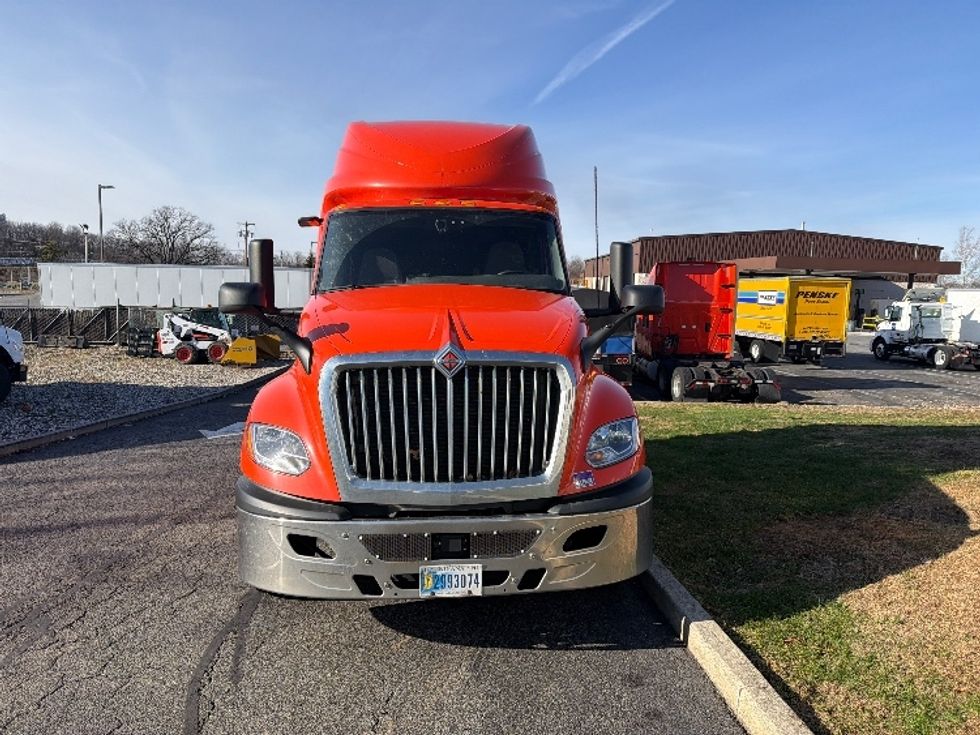 Sleeper Tractor-Heavy Duty Tractors-International-2021-LT625-Montgomery-NY-369,644\n\t\tmiles-$ 37,250 - Image 2