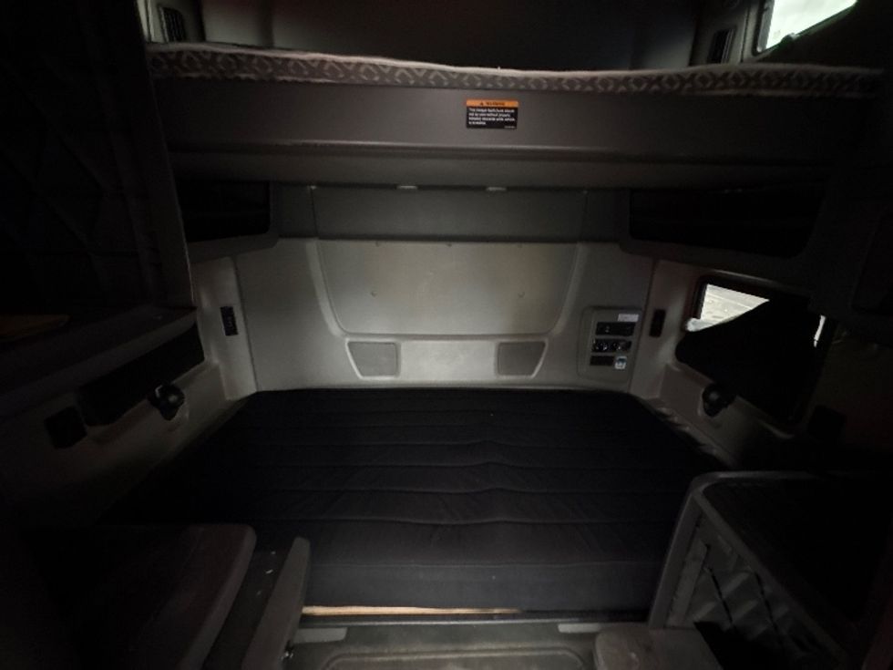 Sleeper Tractor-Heavy Duty Tractors-International-2021-LT625-Montgomery-NY-379,191\n\t\tmiles-$ 31,750 - Image 16