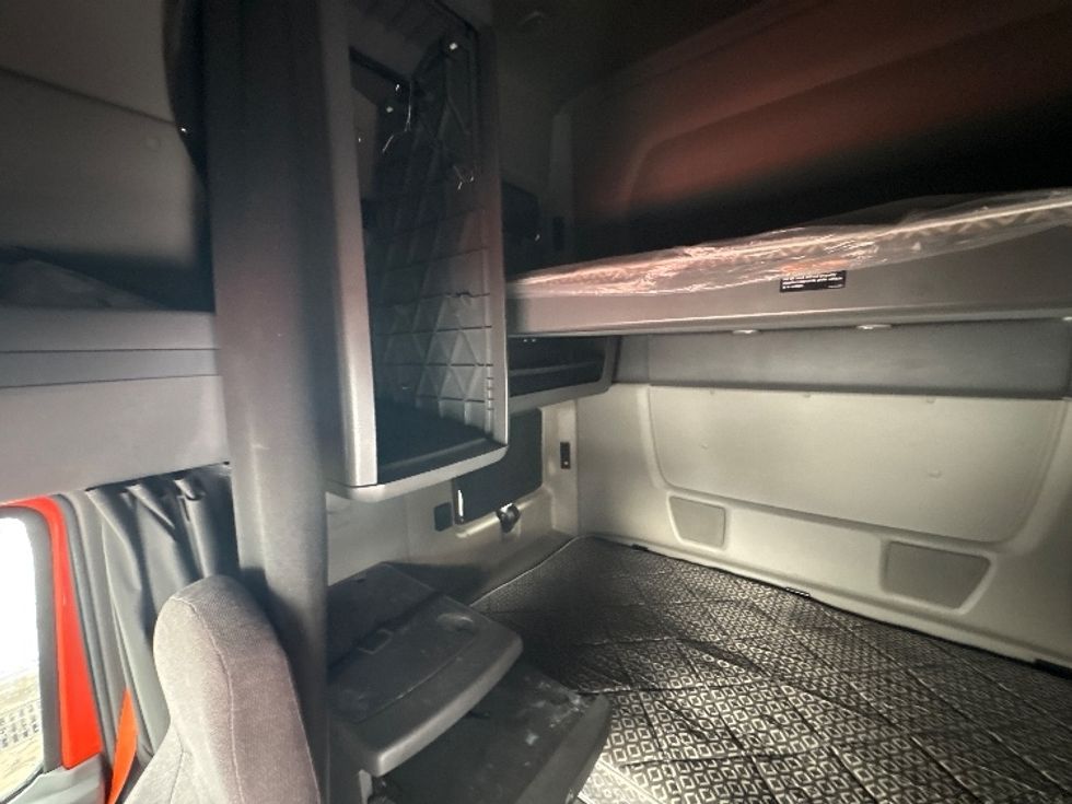 Sleeper Tractor-Heavy Duty Tractors-International-2021-LT625-Montgomery-NY-413,016\n\t\tmiles-$ 29,250 - Image 19