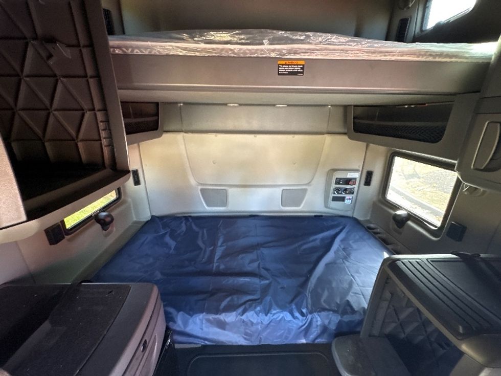 Sleeper Tractor-Heavy Duty Tractors-International-2021-LT625-Montgomery-NY-438,196\n\t\tmiles-$ 32,750 - Image 16