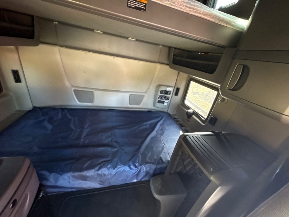 Sleeper Tractor-Heavy Duty Tractors-International-2021-LT625-Montgomery-NY-438,196\n\t\tmiles-$ 32,750 - Image 17