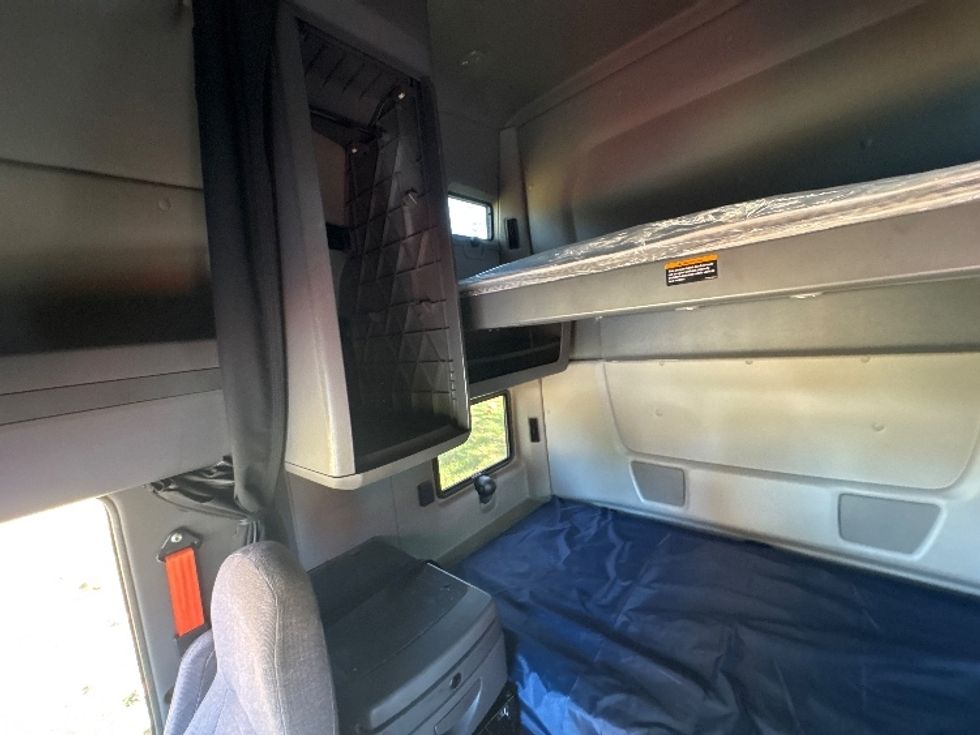 Sleeper Tractor-Heavy Duty Tractors-International-2021-LT625-Montgomery-NY-438,196\n\t\tmiles-$ 32,750 - Image 19